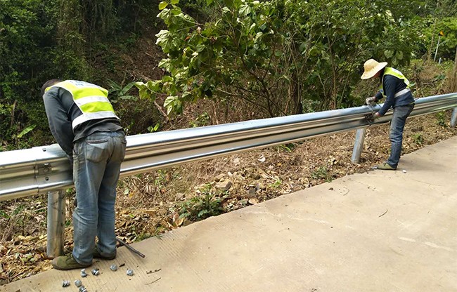亳州高速公路护栏的定期维护与保养